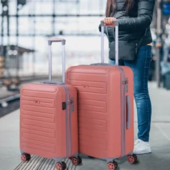 Juego De Maletas (Cabina Y Mediana) Monaco Con Capacidad De 67L Con Tsa Y Usb 26 Juego De Maletas (Cabina Y Mediana) Monaco Con Capacidad De 67L Con Tsa Y Usb -Bolsa De Moda coral sku 16041923 28040232 xxl